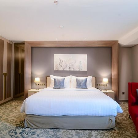The Excelton Hotel Palembang Exterior foto