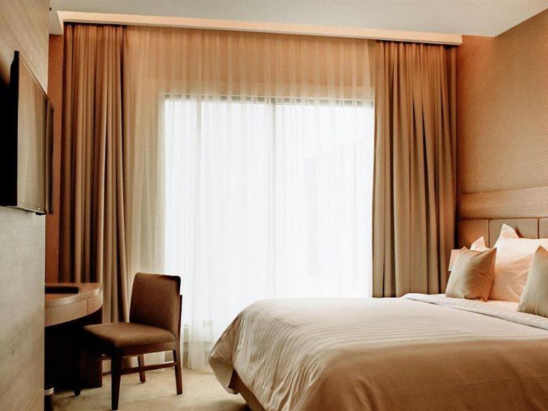 The Excelton Hotel Palembang Exterior foto