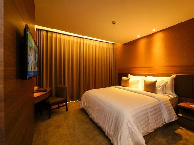 The Excelton Hotel Palembang Exterior foto