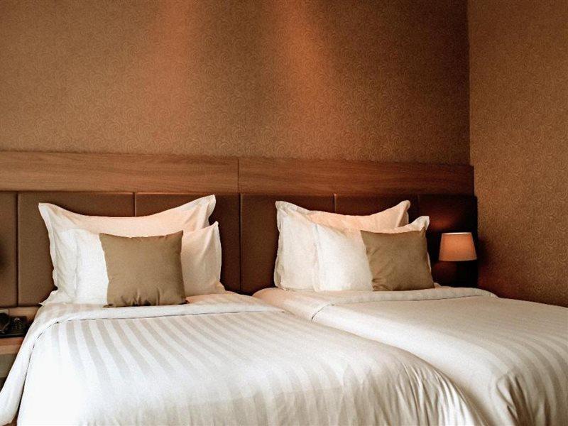 The Excelton Hotel Palembang Exterior foto