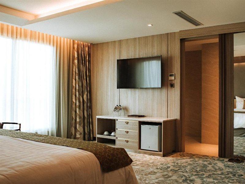 The Excelton Hotel Palembang Exterior foto