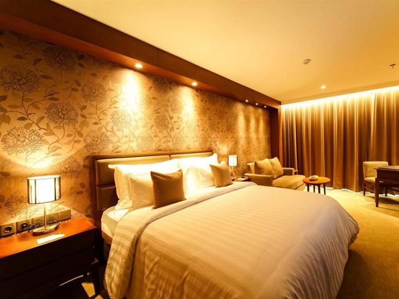 The Excelton Hotel Palembang Exterior foto