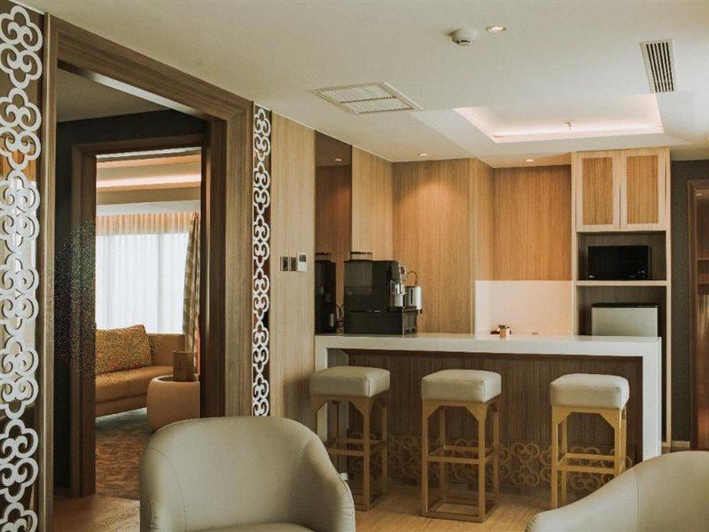 The Excelton Hotel Palembang Exterior foto