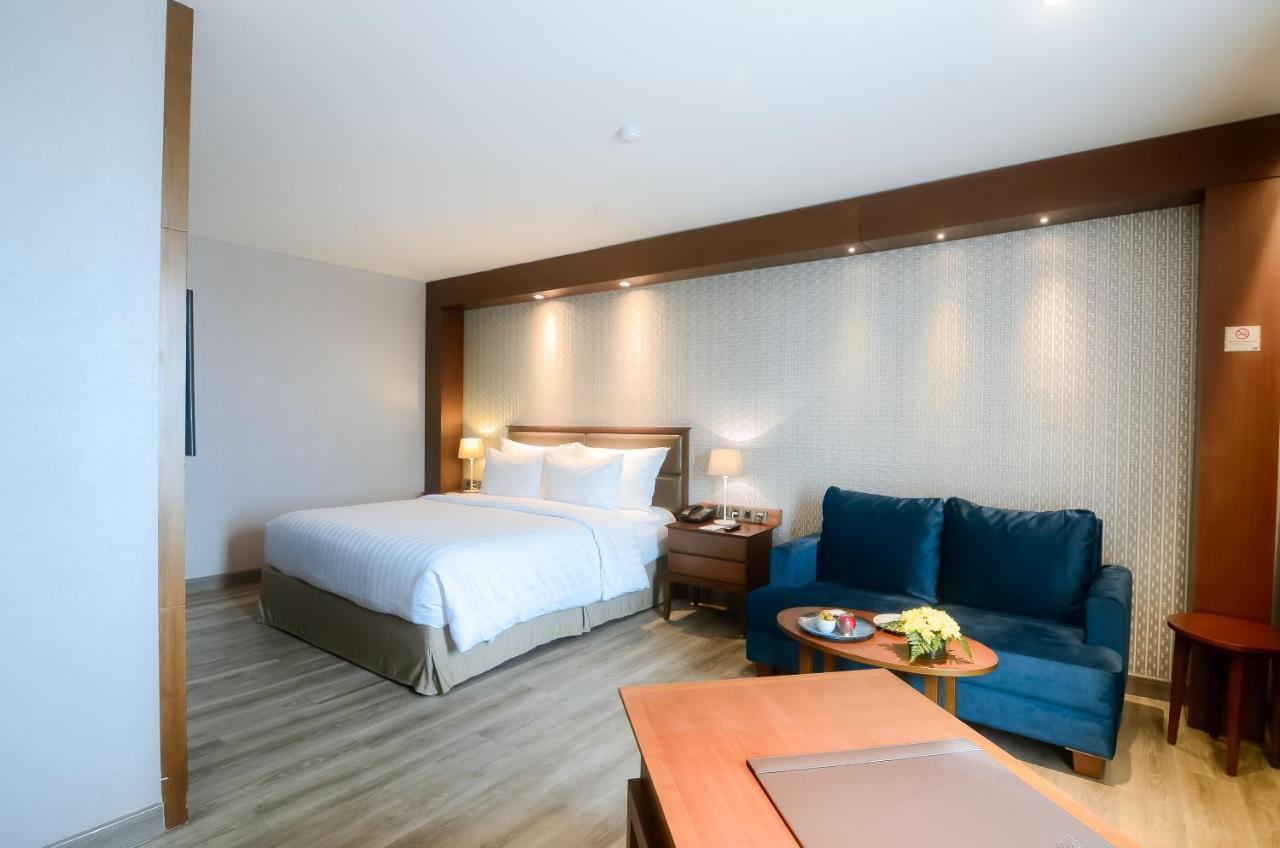 The Excelton Hotel Palembang Exterior foto