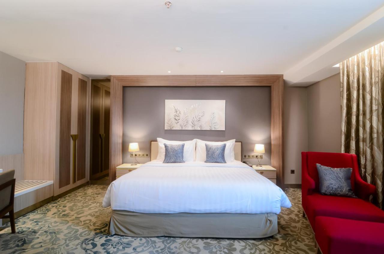 The Excelton Hotel Palembang Exterior foto