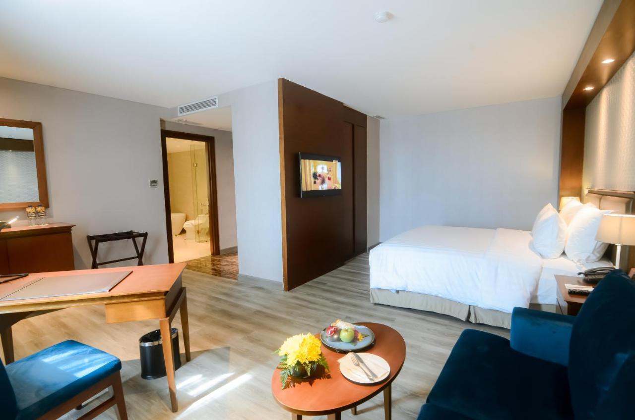 The Excelton Hotel Palembang Exterior foto