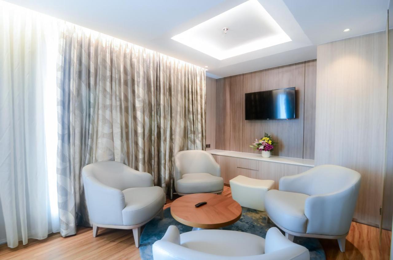 The Excelton Hotel Palembang Exterior foto