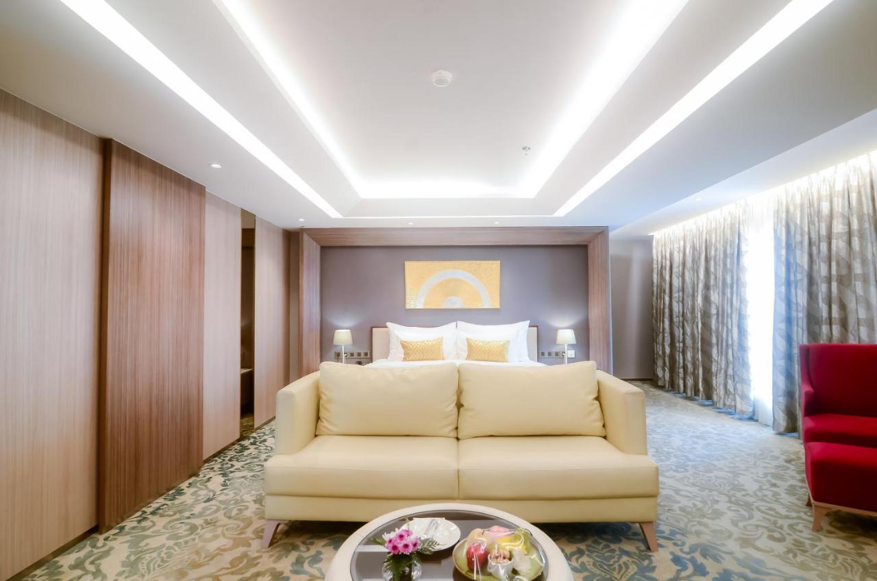 The Excelton Hotel Palembang Exterior foto