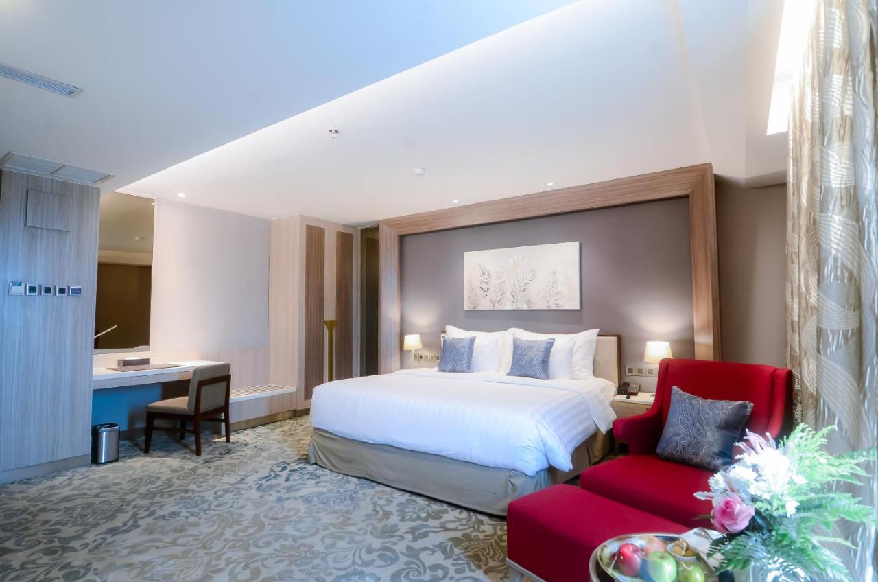 The Excelton Hotel Palembang Exterior foto