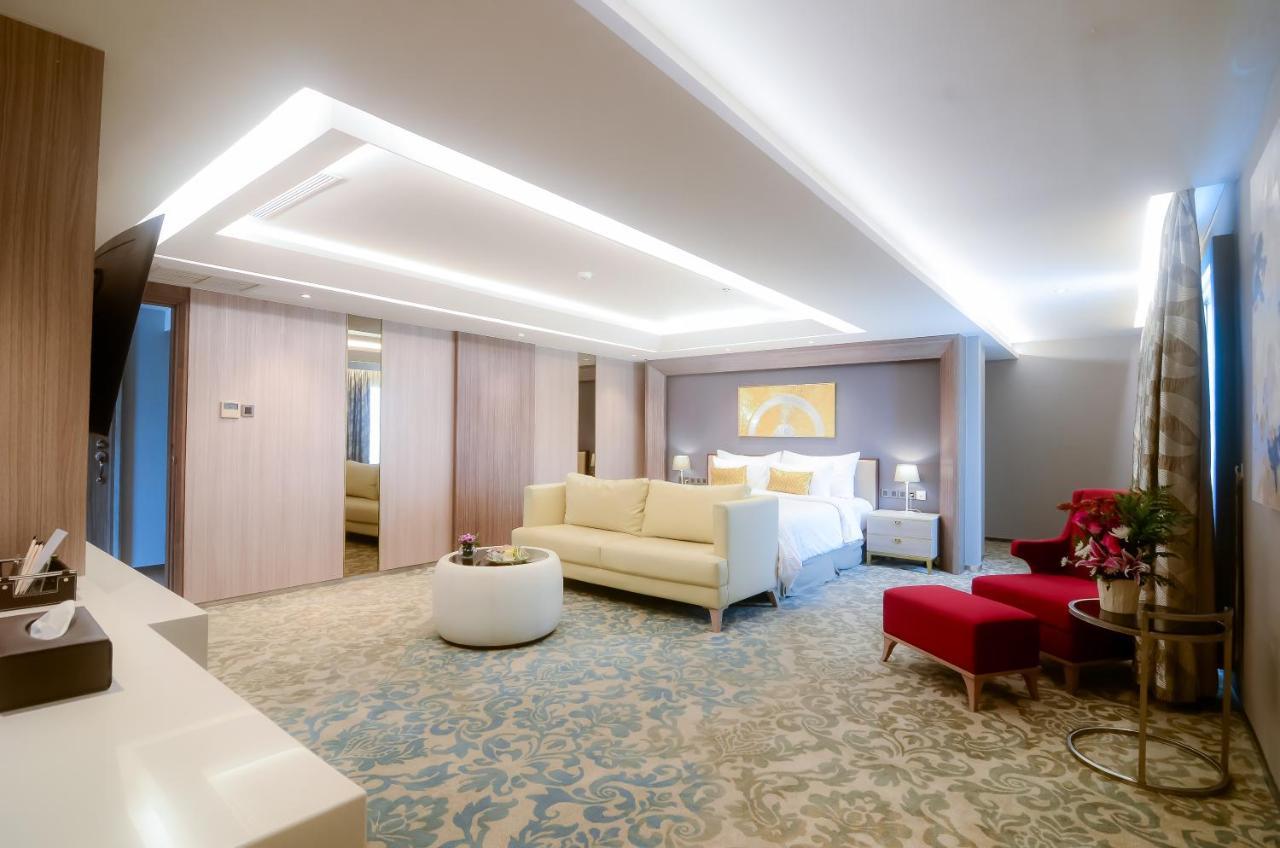 The Excelton Hotel Palembang Exterior foto