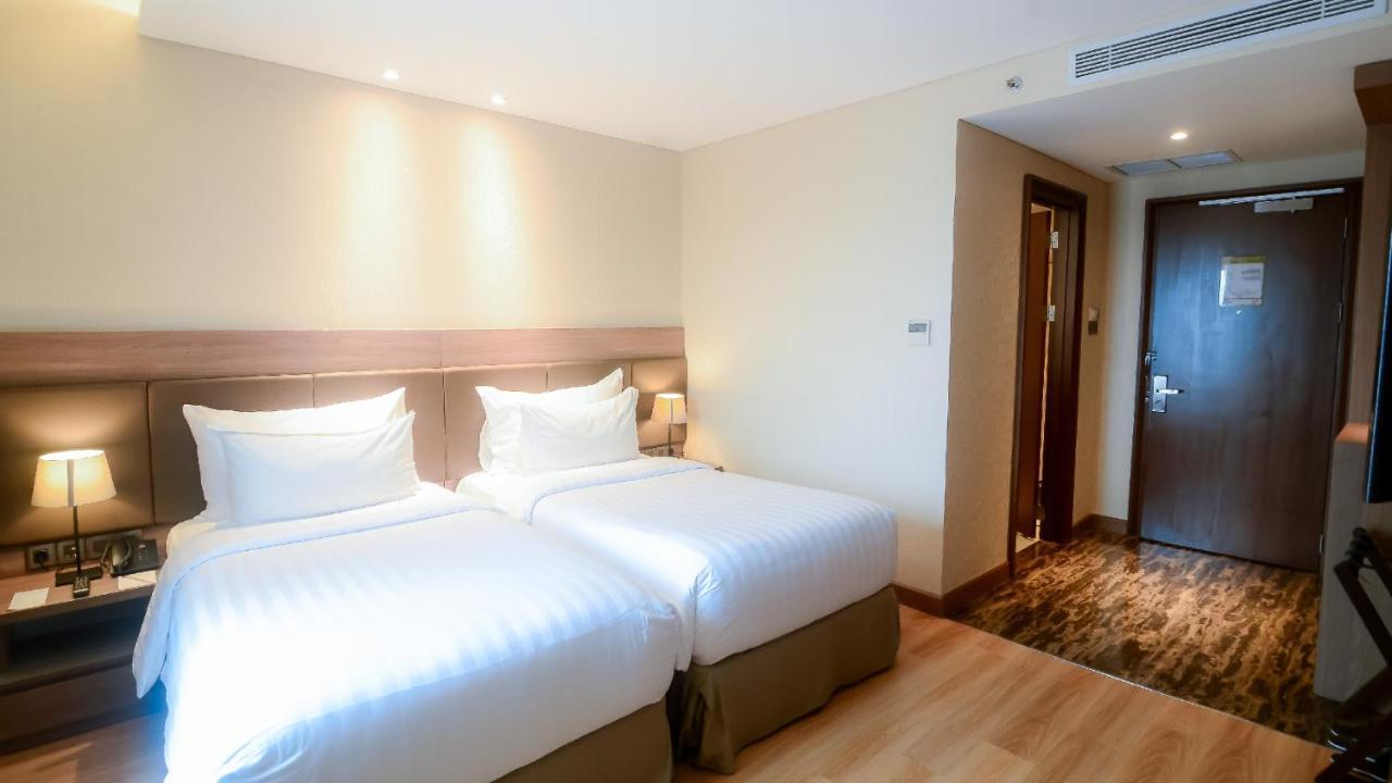 The Excelton Hotel Palembang Exterior foto