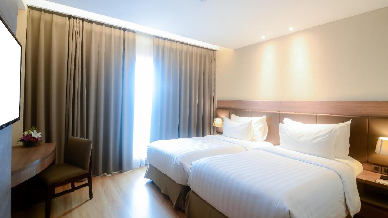 The Excelton Hotel Palembang Exterior foto