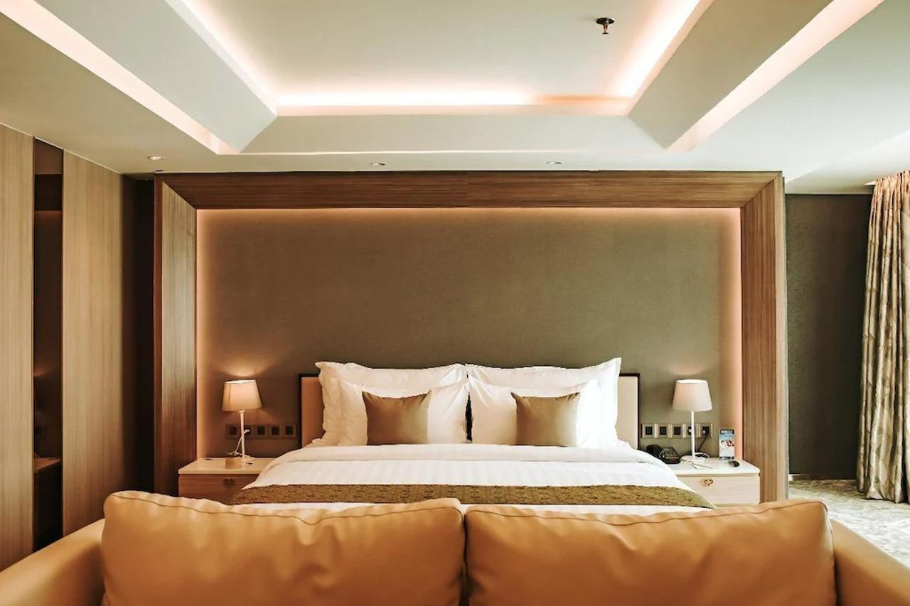 The Excelton Hotel Palembang Exterior foto